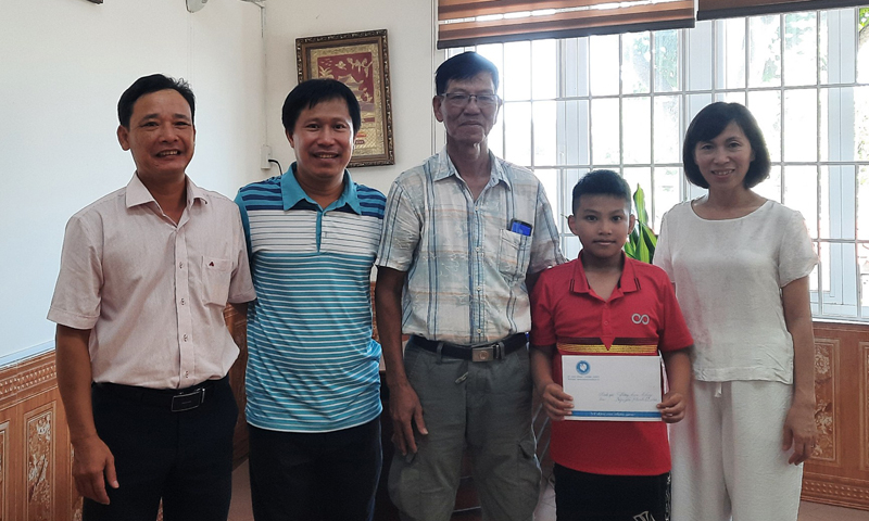 Lãnh đạo Nhà Thiếu nhi tỉnh trao học bổng khen thưởng cho em Nguyễn Minh Quân trước khi ra Hà Nội nhập học.