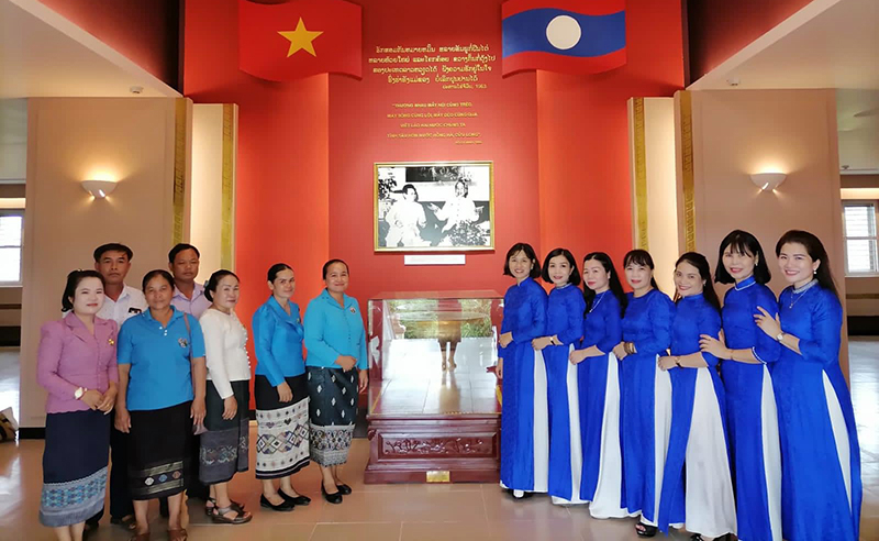 Đoàn cán bộ Hội LHPN tỉnh thăm Nhà tưởng niệm Hồ Chí Minh