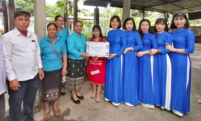 Đoàn thăm và tặng quà cơ sở sản xuất của hội viên