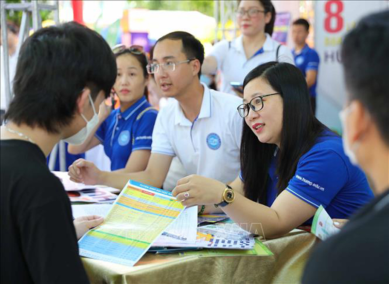 Cán bộ tư vấn của trường Đại học Mỏ - Địa chất giải đáp thắc mắc về chương trình đào tạo, cơ hội nghề nghiệp cũng như chính sách hỗ trợ của nhà trường. Ảnh: Thanh Tùng/TTXVN