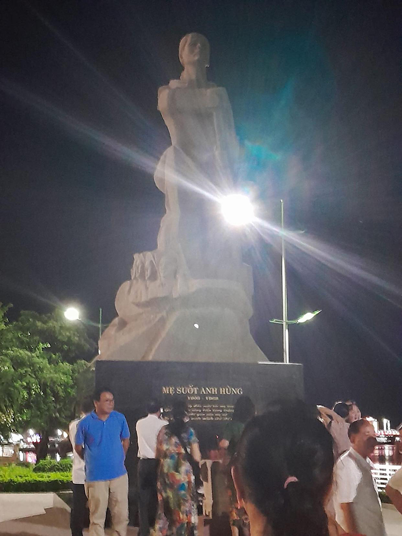 Tượng đài Mẹ Suốt chụp tối 4/8/2022.