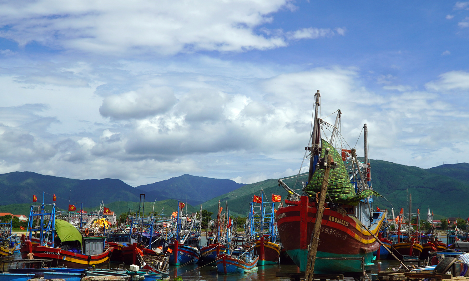 Tàu cá được bảo dưỡng, sửa sang, sẵn sàng cho những chuyến vươn khơi.