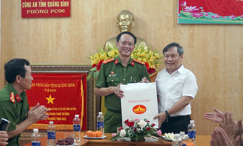 Đồng chí Bí thư Tỉnh ủy Vũ Đại Thắng chúc CB,CS Công an Quảng Bình sức khỏe, hạnh phúc và thành công, luôn hoàn thành xuất sắc mọi nhiệm vụ được giao.
