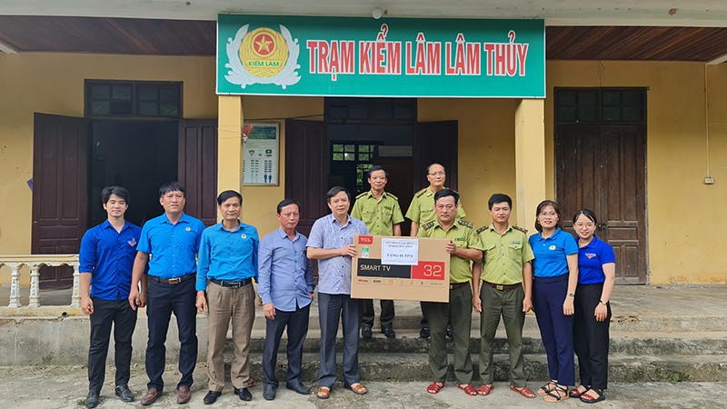 Liên đoàn Lao động tỉnh và Công đoàn ngành NN-PTNT đã trao 11 suất quà cho các đoàn viên, người lao động có hoàn cảnh khó khăn ở Trạm bảo vệ rừng Bãi Đạn