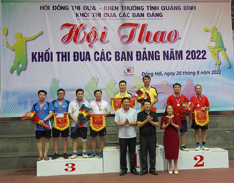Ban tổ chức trao giải cho đội nhất, nhì, ba nội dung cầu lông đôi nam.