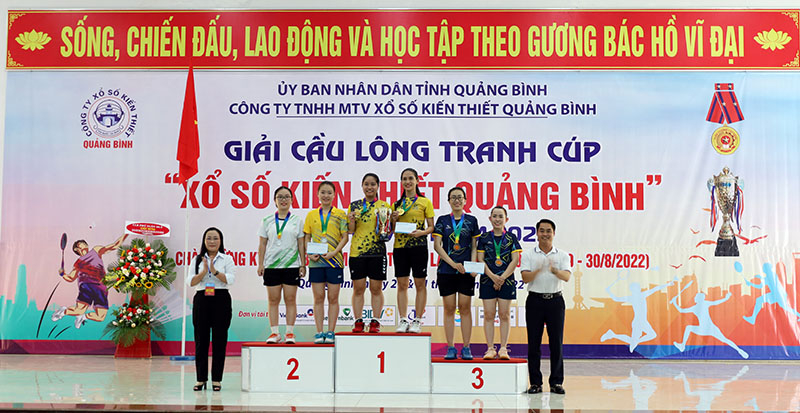 Ban tổ chức trao giải nhất, nhì, ba cho các vận động viên ở nội dung đôi nữ 