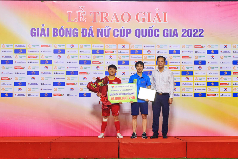 Đại diện Liên đoàn bóng đá Việt Nam trao đồng giải Vua phá lưới cho hai cầu thủ Bích Thùy và Hải Yến. Ảnh: VFF