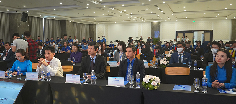 Các đại biểu tham dự lễ khai mạc.