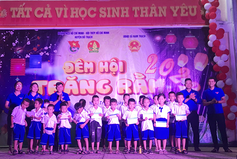 Đại diện các đoàn cơ sở huyện Bố Trạch trao quà cho các em học sinh có hoàn cảnh khó khăn.