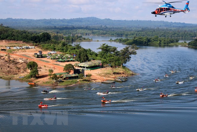 Ngày 15/9, tại huyện Naxaythong, thủ đô Vientiane diễn ra Diễn tập cứu hộ, cứu nạn chung giữa quân đội ba nước Việt Nam, Lào và Campuchia. (Ảnh: TTXVN phát)