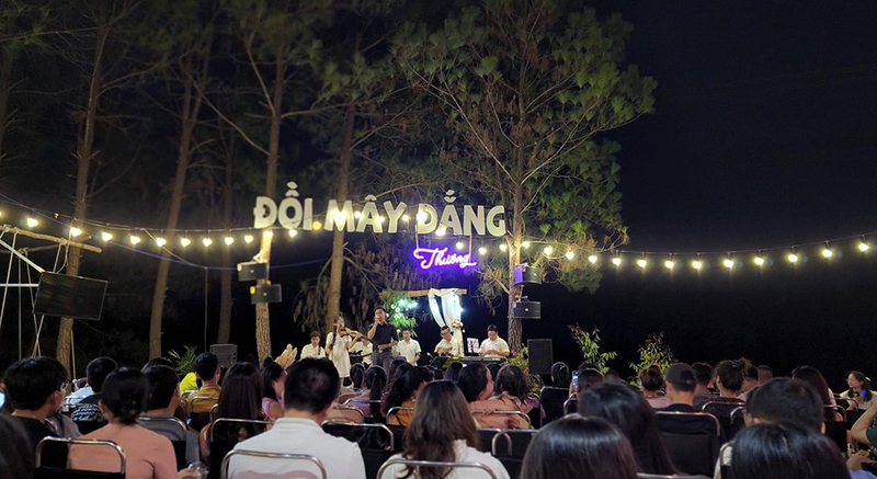 Chương trình âm nhạc được tổ chức tại khu cắm trại Đồi Mây Đắng (Bố Trạch).