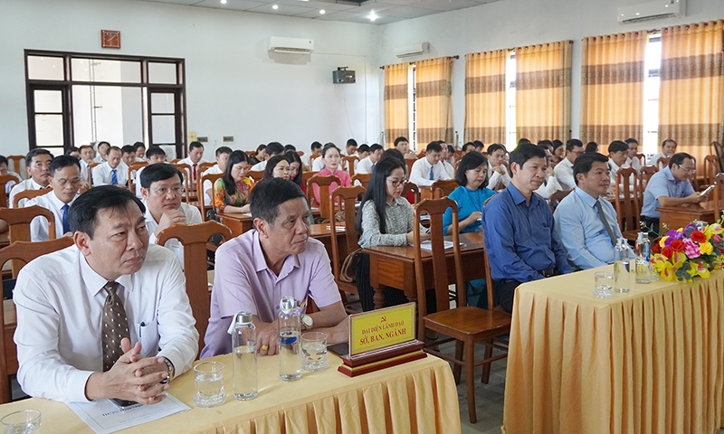 Các đại biểu tham dự tại lễ khai giảng.