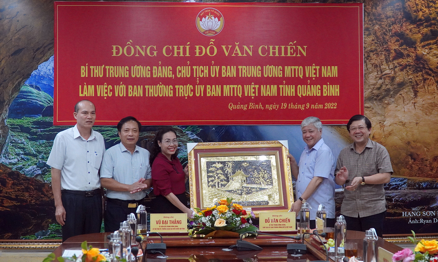 Đồng chí Chủ tịch Ủy ban Trung ương MTTQVN Đỗ Văn Chiến tặng quà lưu niệm cho Ủy ban MTTQVN tỉnh