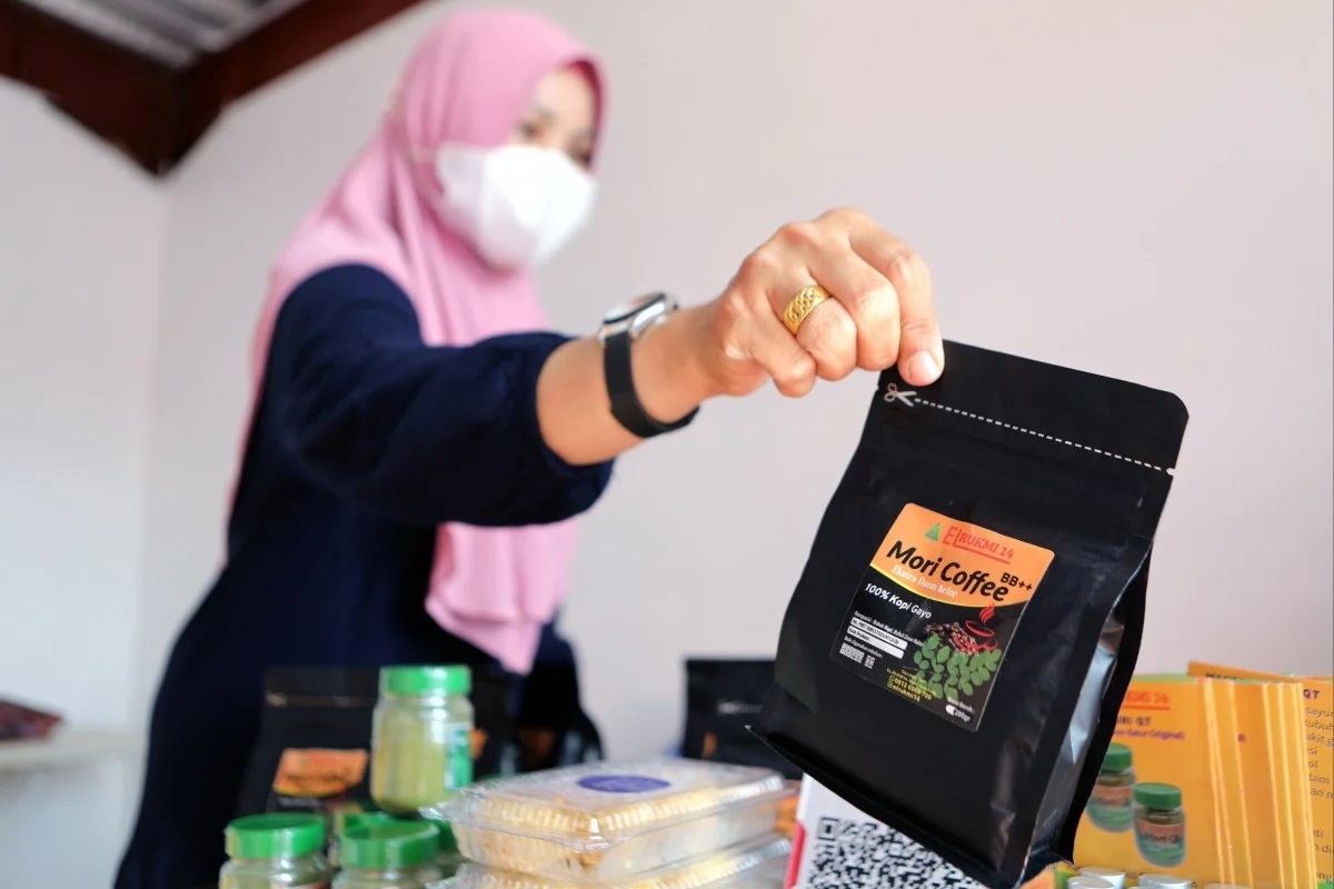 Doanh nhân Indonesia quảng cáo sản phẩm tại một sự kiện ở Banda Aceh. Ảnh: EPA-EFE