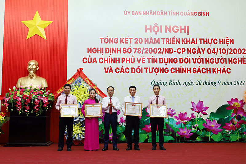 Các cá nhân được các bộ, ngành Trung ương tặng bằng khen vì đã có thành tích xuất sắc trong việc thực hiện Nghị định 78/2002/NĐ-CP