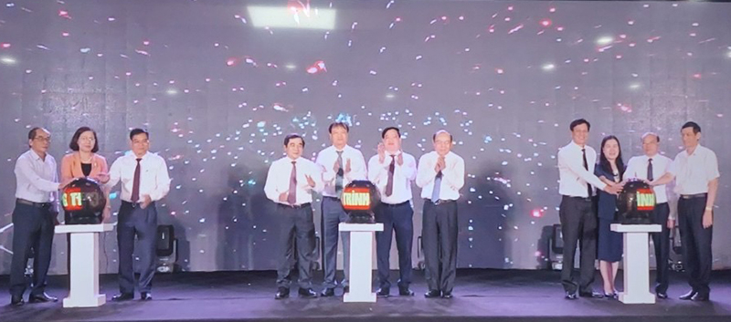Các đại biểu nhấn nút khởi động chương trình đưa hàng công, nông nghiệp tiêu biểu vào hệ thống phân phối.
