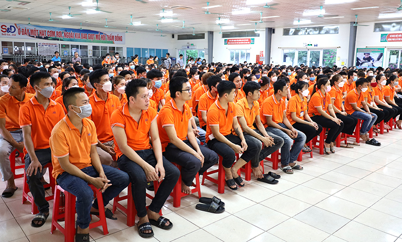  Đoàn viên, người lao động Công đoàn cơ sở Công ty TNHH S&D Quảng Bình nghe cập nhật thông tin về chế độ, chính sách mới.  
