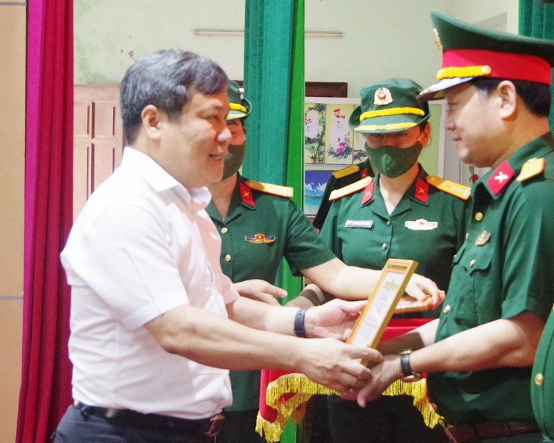 Đồng chí Bí thư Tỉnh ủy, Bí thư Đảng ủy Quân sự tỉnh Vũ Đại Thắng trao giấy khen cho Chi bộ Ban Tài chính vì đã có thành tích tiêu biểu trong xây dựng chi bộ “3 tốt, 3 không” giai đoạn 2017-2022.