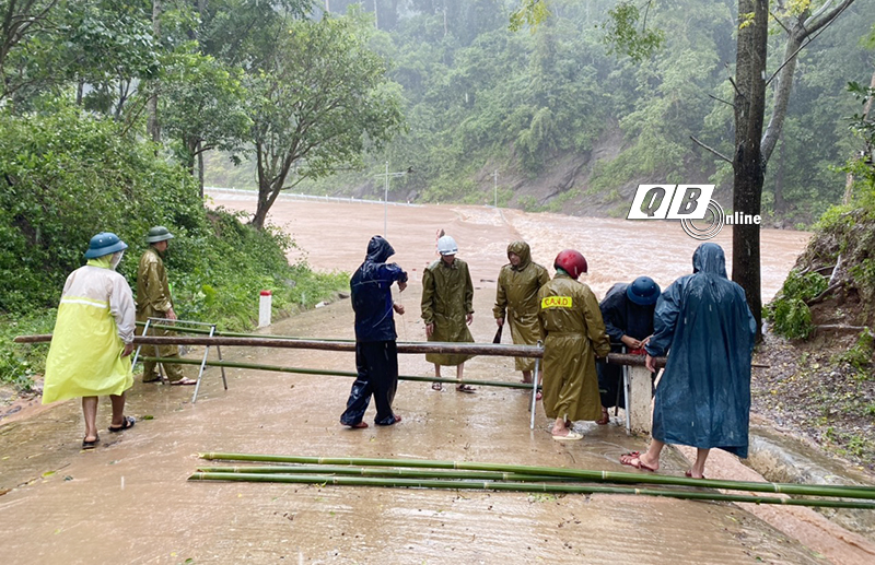 Xã Thượng Trạch làm hàng rào cảnh báo đoạn qua ngầm Cà Roòng (xã Thượng Trạch, Bố Trạch) nước chảy xiết, ngập sâu.