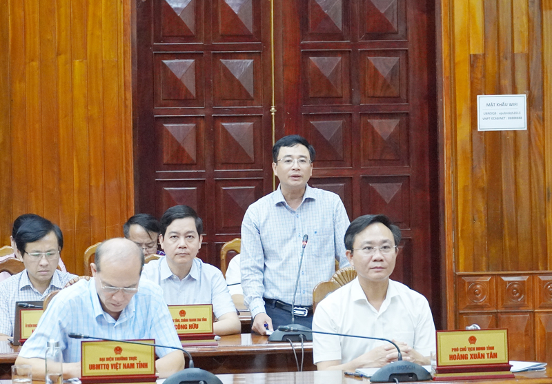 Đồng chí Giám đốc Sở Giáo dục-Đào tạo Đặng Ngọc Tuấn phát biểu tại phiên họp.