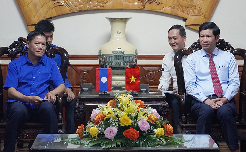 Đồng chí Phó Chủ tịch UBND tỉnh Hồ An Phong thông tin cho đoàn công tác  Tỉnh đoàn Khăm Muộn khái quát tình hình kinh tế-xã hội của tỉnh.