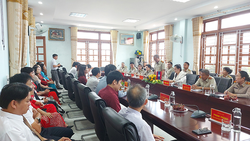    Đại diện hai trường trao đổi với nhau nhưng nội dung liên quan đến công tác giáo dục đào tạo  