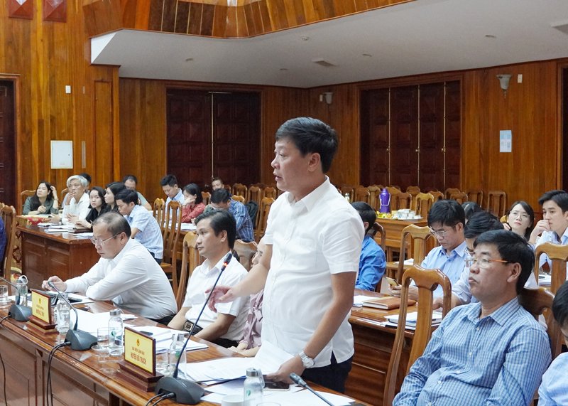 Đồng chí Chủ tịch UBND huyện Bố Trạch phát biểu tại hội nghị.