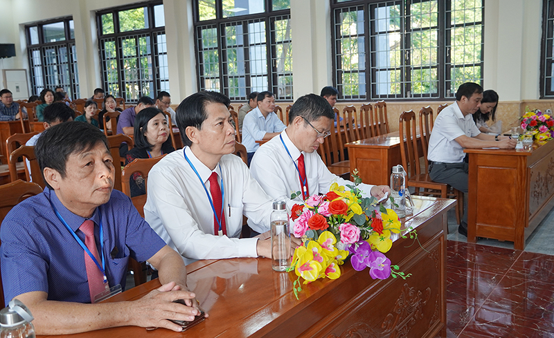  Các đại biểu tham dự lễ khai giảng.
