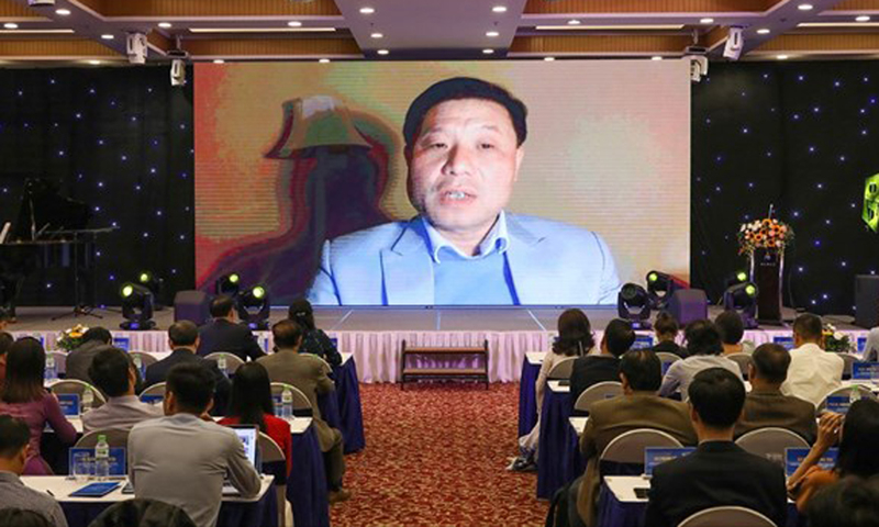 Giáo sư Vũ Hà Văn - Giám đốc Khoa học VINIF và VinBigdata chia sẻ tại sự kiện. (Ảnh: Vingroup)