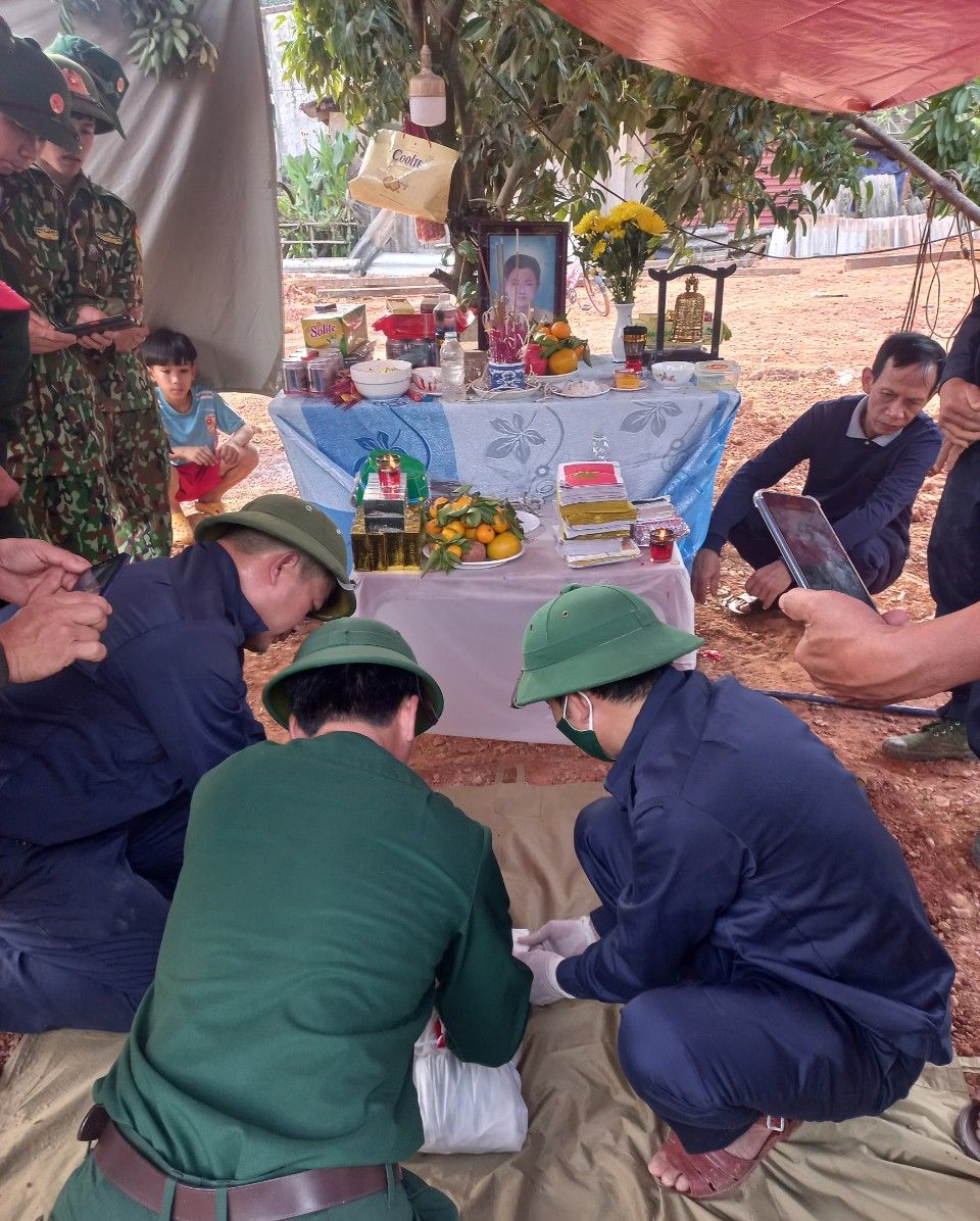 Lực lượng chức năng tiến hành quy tập một hài cốt liệt sỹ vừa phát hiện ở địa bàn xã Dân Hóa (Minh Hóa).