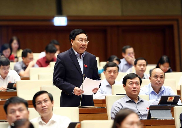 Phó Thủ tướng Thường trực Chính phủ Phạm Bình Minh cùng tham gia trả lời chất vấn, giải trình về những vấn đề có liên quan. (Ảnh: Phạm Kiên/TTXVN)