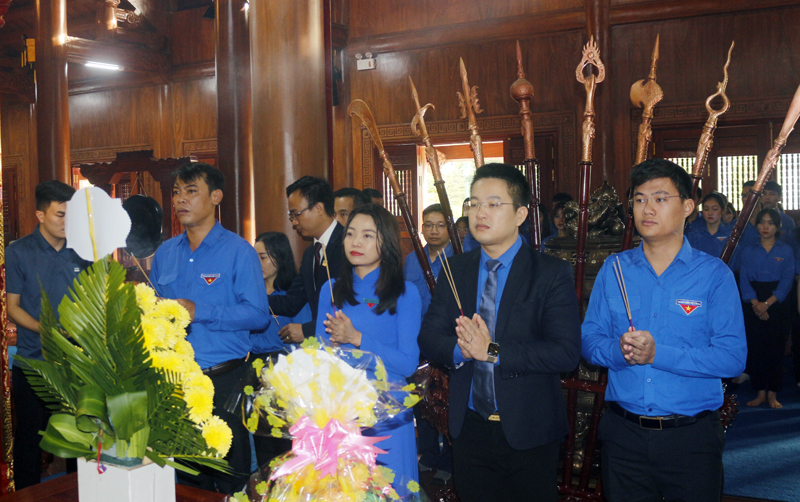 Các đại biểu dâng hương, dâng hoa và báo công tại Đền thờ Bác Hồ và các Anh hùng liệt sỹ.