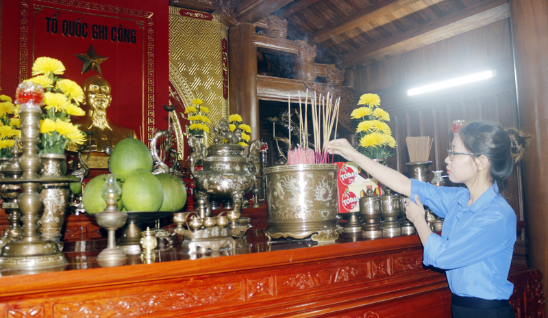 Đại biểu dâng hương tại Đền thờ Bác Hồ và các Anh hùng liệt sỹ.