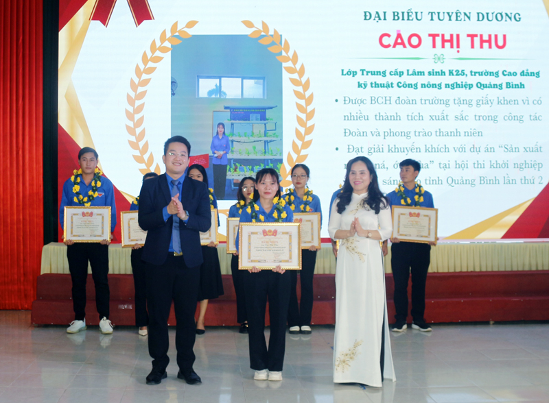 sinh viên đạt danh hiệu “Sinh viên 5 tốt” và 2 học sinh đạt danh hiệu “Học sinh 3 rèn luyện” cấp tỉnh.  
