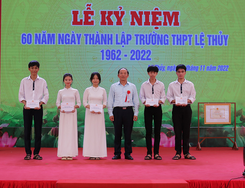 Hội khuyến học tỉnh trao 5 suất học bổng cho học sinh vượt khó học giỏi.