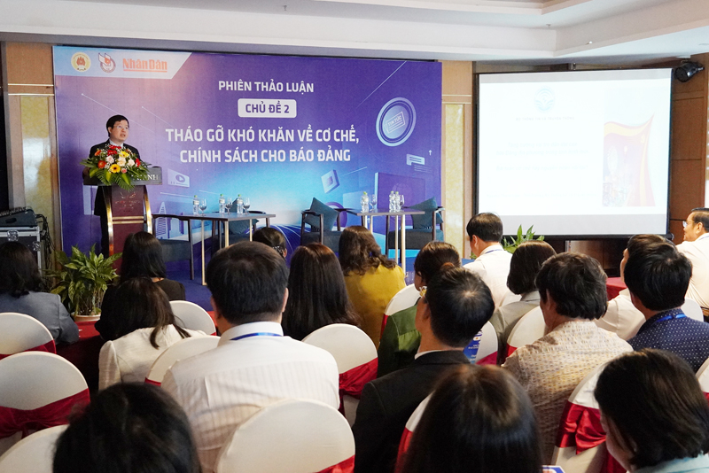 Các đại biểu tham gia thảo luận về chủ đề: Tháo gỡ khó khăn về cơ chế, chính sách cho báo Đảng.