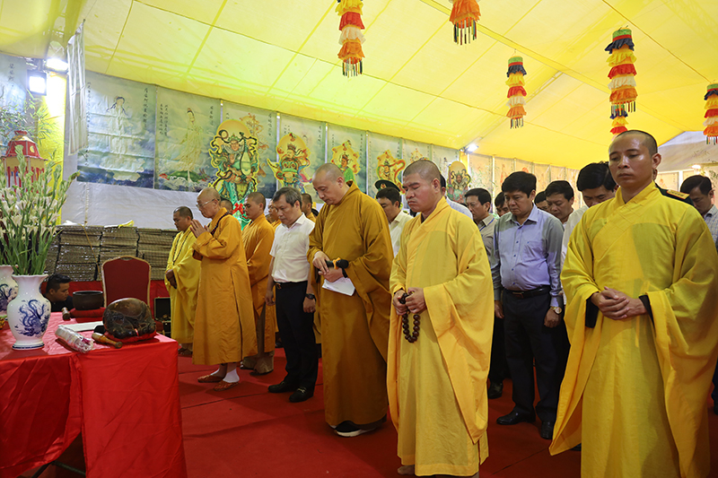 Các đồng chí lãnh đạo tỉnh tham dự lễ cầu siêu các AHLS. 