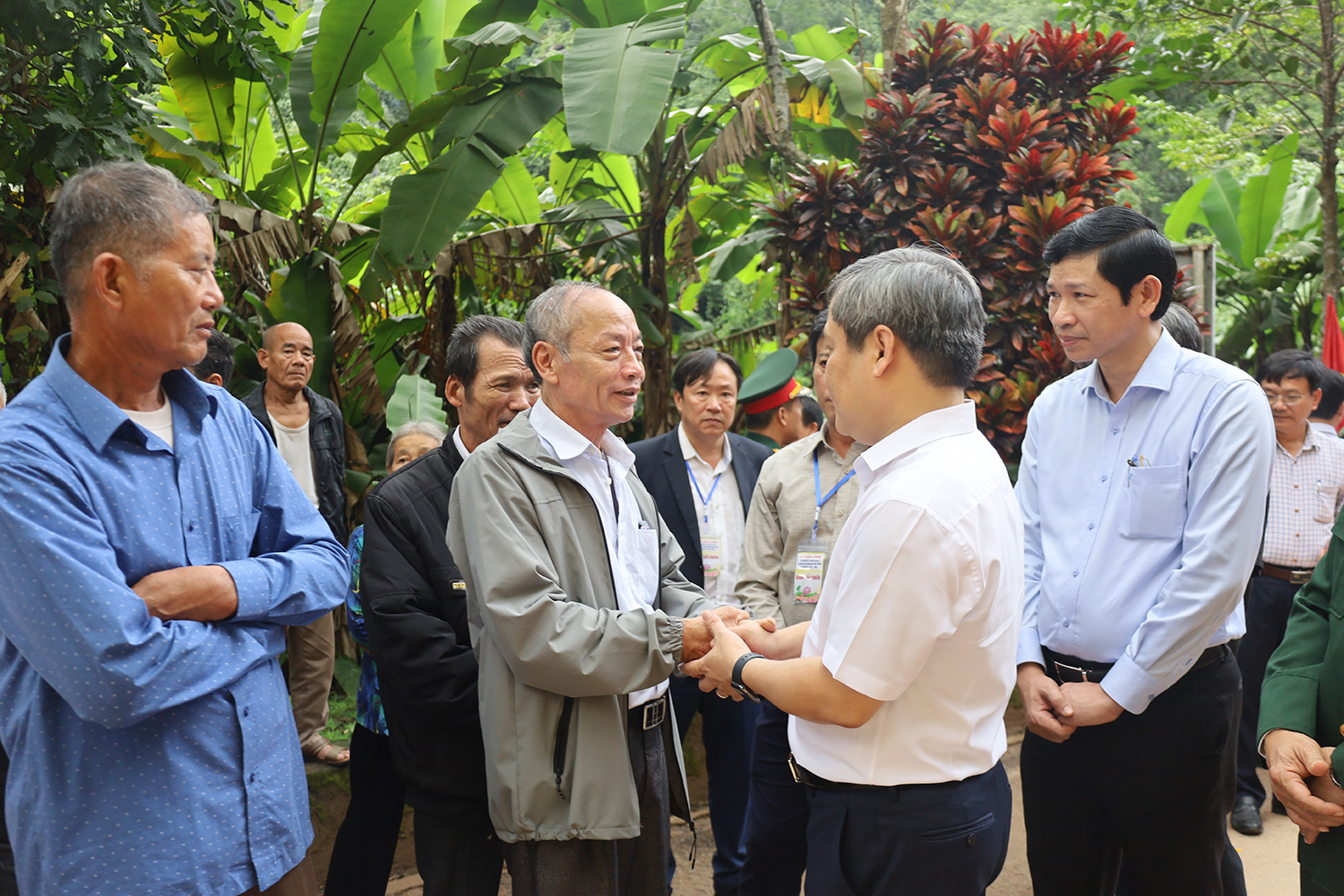 Đồng chí Bí thư Tỉnh ủy Vũ Đại Thắng thăm hỏi thân nhân các liệt sỹ.