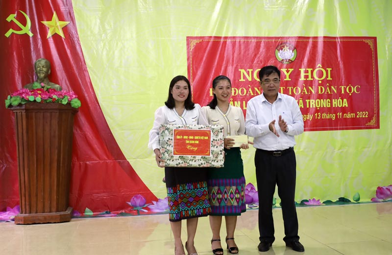 Đồng chí Đoàn Ngọc Lâm, Ủy viên Ban Thường vụ Tỉnh ủy, Phó Chủ tịch Thường trực UBND tỉnh tặng hoa, quà chúc mừng bản La Trọng 1, xã Trọng Hóa.
