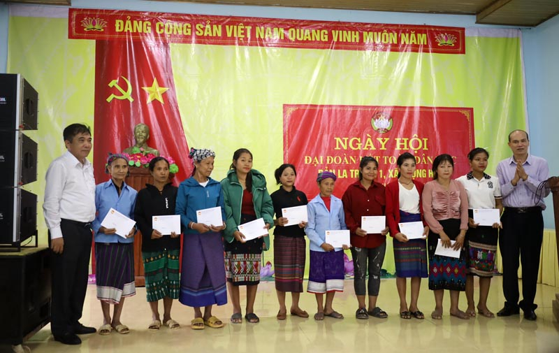 Đồng chí Đoàn Ngọc Lâm và lãnh đạo UBMTTQVN tỉnh tặng hoa, quà cho các hộ gia đình ở bản La Trọng 1 vì đã có nhiều thành tích xuất sắc trong thực hiện cuộc vận động  