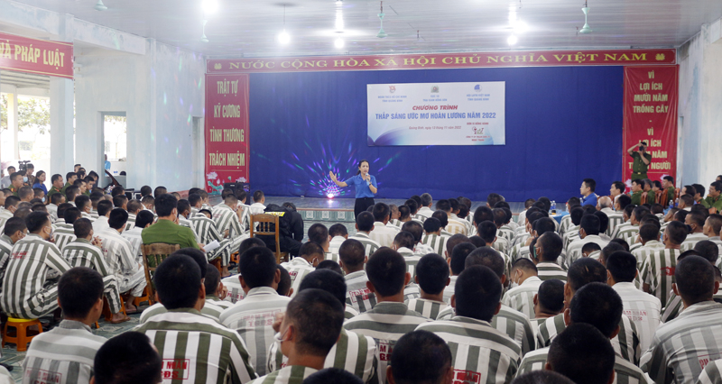 Chuyên gia Nguyễn Thị Lệ Thủy truyền cảm hứng về lý tưởng sống cho phạm nhân.