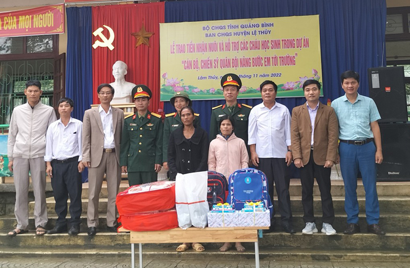 Ban Chỉ huy quân sự huyện Lệ Thuỷ trao tiền nhận nuôi và hỗ trợ cho học sinh trong dự án “Cán bộ, chiến sĩ quân đội nâng bước em tới trường”