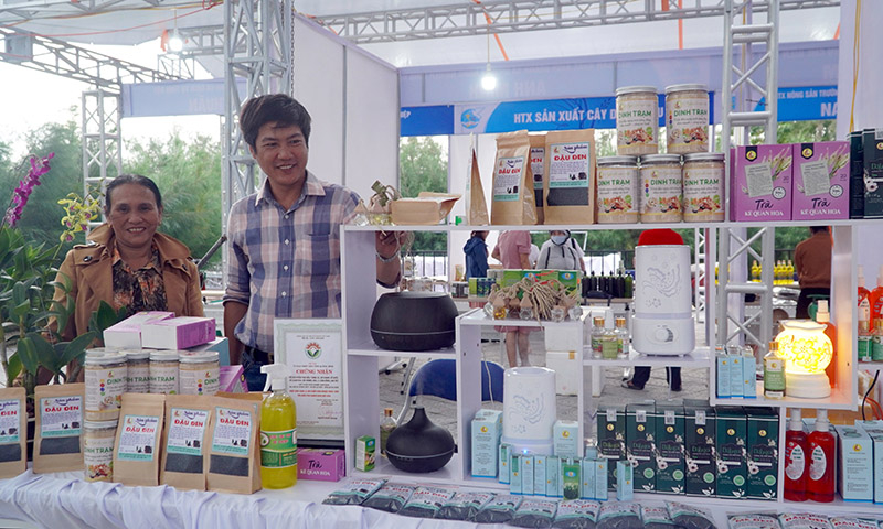 Các gian hàng tại hội chợ kết nối tiêu thụ sản phẩm cho phụ nữ tại vùng đồng bào dân tộc thiểu số và miền núi
