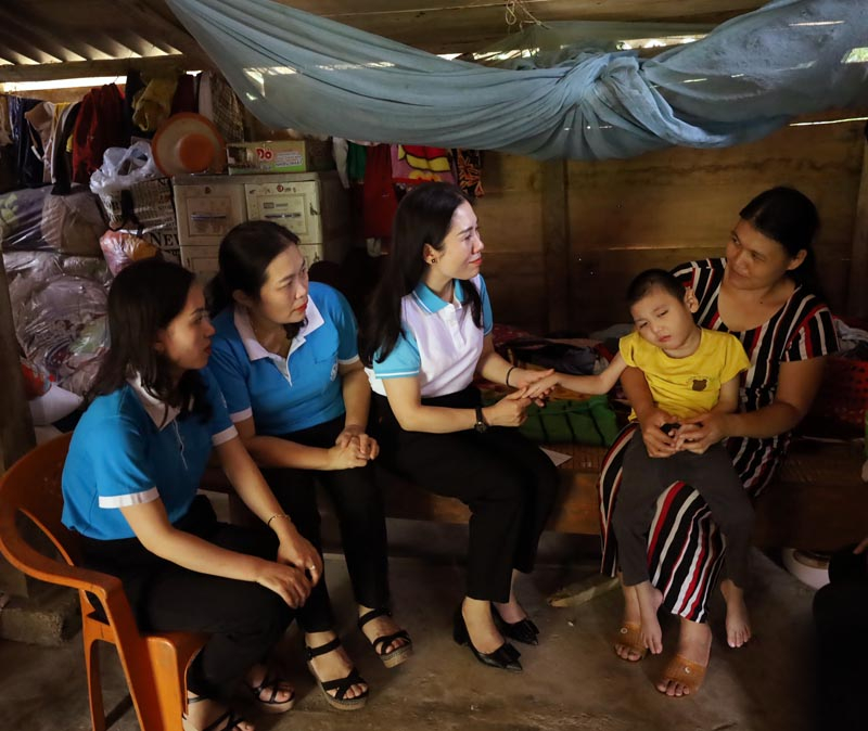  Hội LHPN huyện Minh Hóa trao quà hỗ trợ, giúp đỡ các hoàn cảnh đặc biệt khó khăn ở địa bàn trong năm 2022.