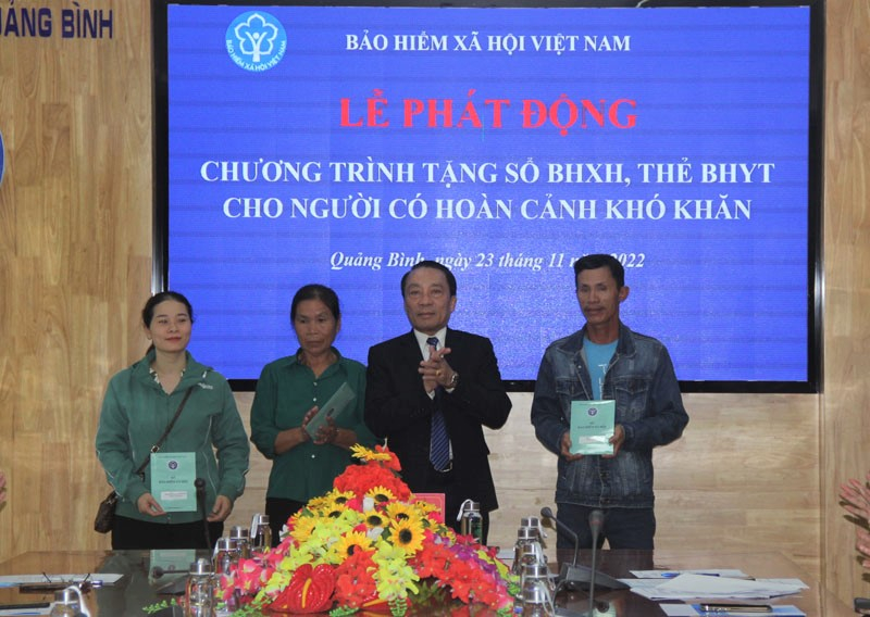 Lãnh đạo BHXH tỉnh trao sổ BHXH cho những người có hoàn cảnh khó khăn trên địa bàn tỉnh.