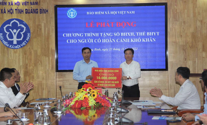 Đại diện BHXH tỉnh tiếp nhận hỗ trợ tặng sổ BHXH, thẻ BHYT cho người có hoàn cảnh khó khăn từ đại diện Bưu điện tỉnh.