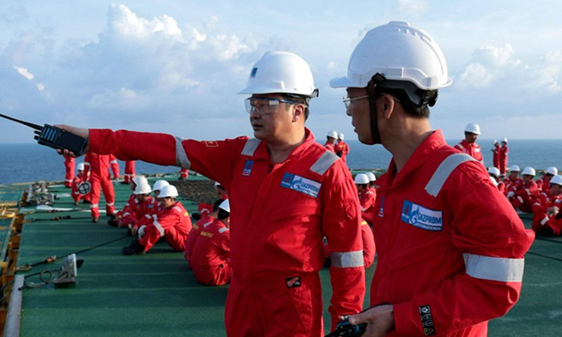 Đoàn làm phim tác nghiệp trên các tàu làm nhiệm vụ kinh tế.