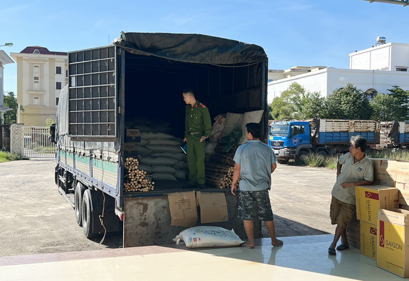Số hàng hóa nghi là nhập lậu đang được tạm giữ để điều tra, xử lý theo quy định của pháp luật.