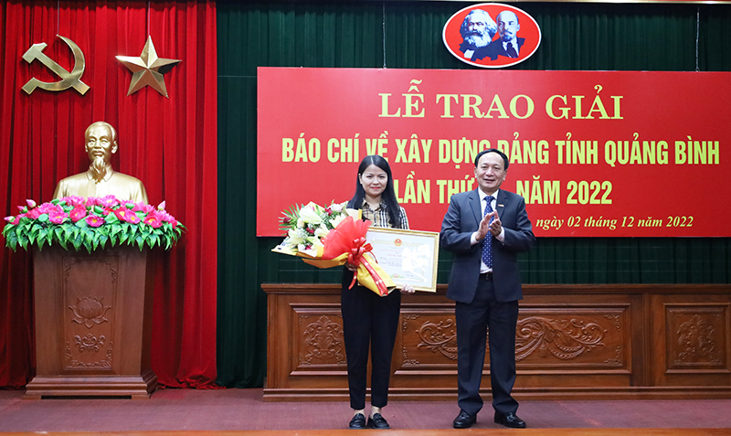  Đồng chí Phó Bí thư Thường trực Tỉnh ủy Trần Hải Châu trao bằng khen của Chủ tịch UBND tỉnh cho đại diện nhóm tác giả đạt giải B Giải báo chí Quốc gia năm 2021. 