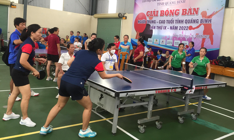  Một trận thi đấu đôi nữ từ 55-59 tuổi.